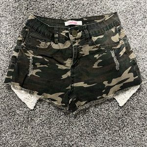 Refuge Camo Short Shorts. Women’s. Size 2. Green and Brown Camo. Lace Pockets.
